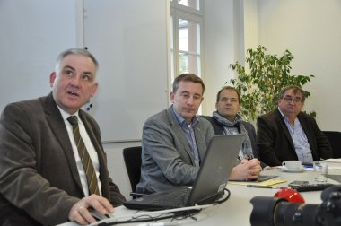 (v.l.n.r.) Dr. Sigurd Neumaier von der IGDB, Kreisbeigeordneter Karsten Krug, Christian Wühl vom VRN und Rainer Bickelhaupt, Leiter der Abteilung Öffentlicher Personennahverkehr beim Kreis Bergstraße, stellten gemeinsam die Fortschreibung des Nahverkehrsplans für den Kreis Bergstraße vor.