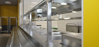 2,6 Mio. Euro gut investiert Blick auf die Essensausgabe der Mensa