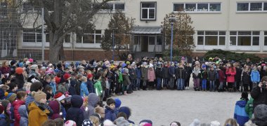 Blick auf eine Große Gruppe Kinder, die in der Mitte eine runde Fläche frei lassen.