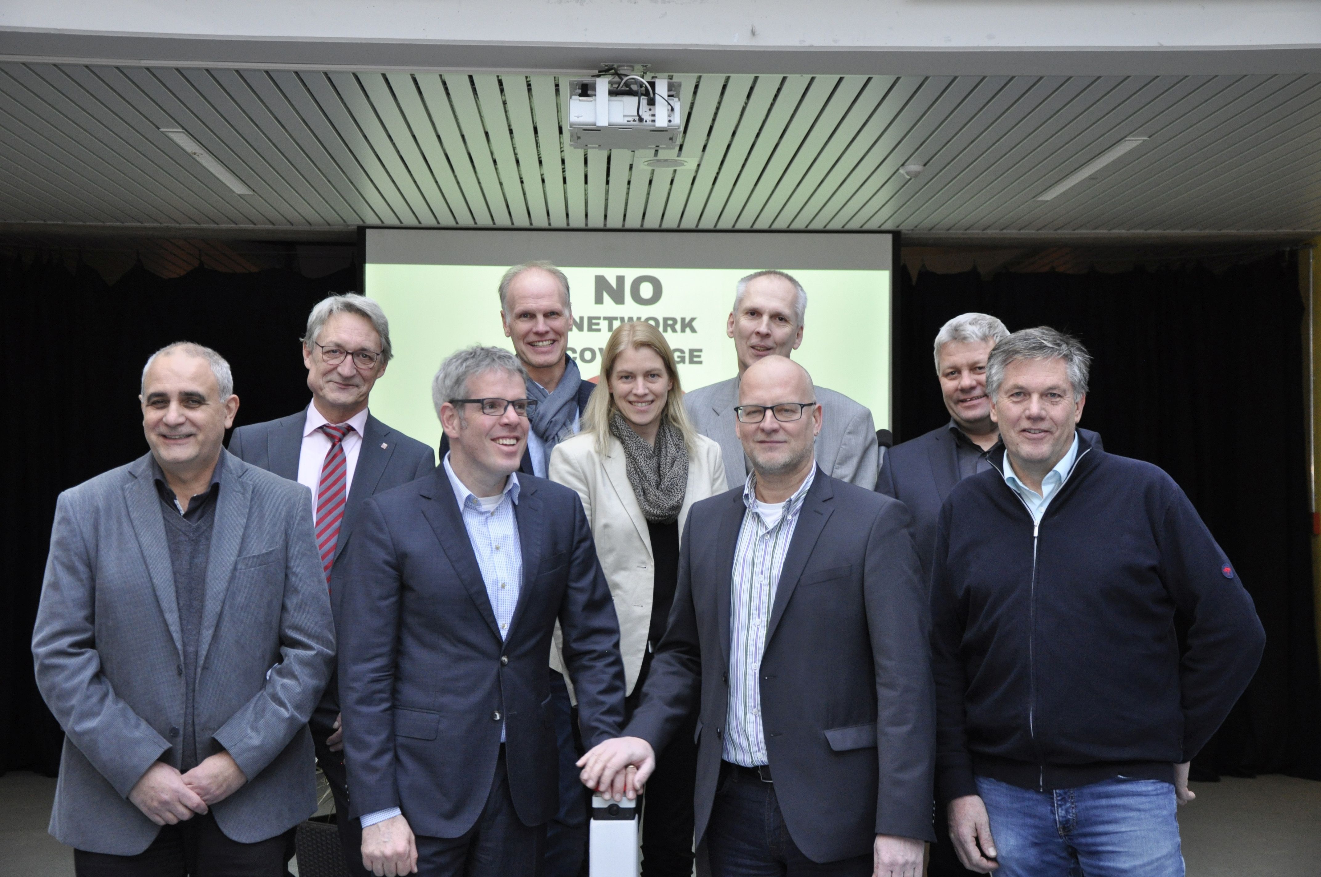 Landrat Christian Engelhardt (vorne, zweiter v.l.) und Schulleiter Alexander Hauptmann (vorne, zweiter v.r.) schalten gemeinsam den Glasfaseranschluss an der Heinrich-Böll-Schule in Fürth frei.