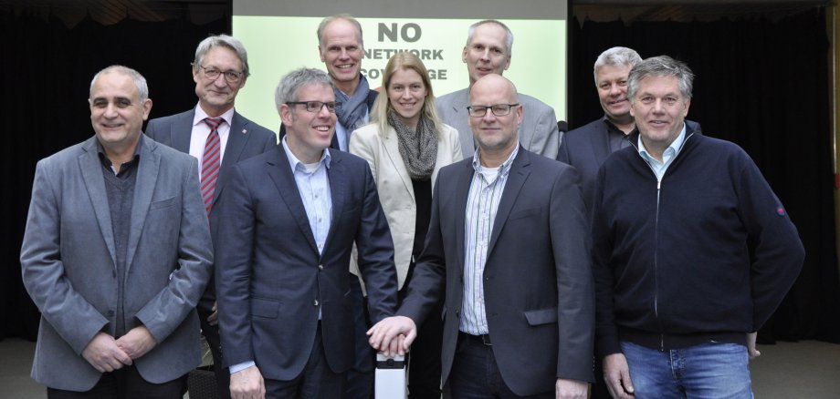 Landrat Christian Engelhardt (vorne, zweiter v.l.) und Schulleiter Alexander Hauptmann (vorne, zweiter v.r.) schalten gemeinsam den Glasfaseranschluss an der Heinrich-Böll-Schule in Fürth frei.