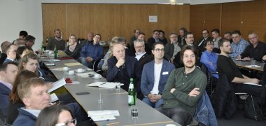 Startschuss zur Optimierung des Radwege-Netzes Auftaktveranstaltung zum Radwegekonzept.. Zu sehen sind Menschen an zwei langen Tischen.