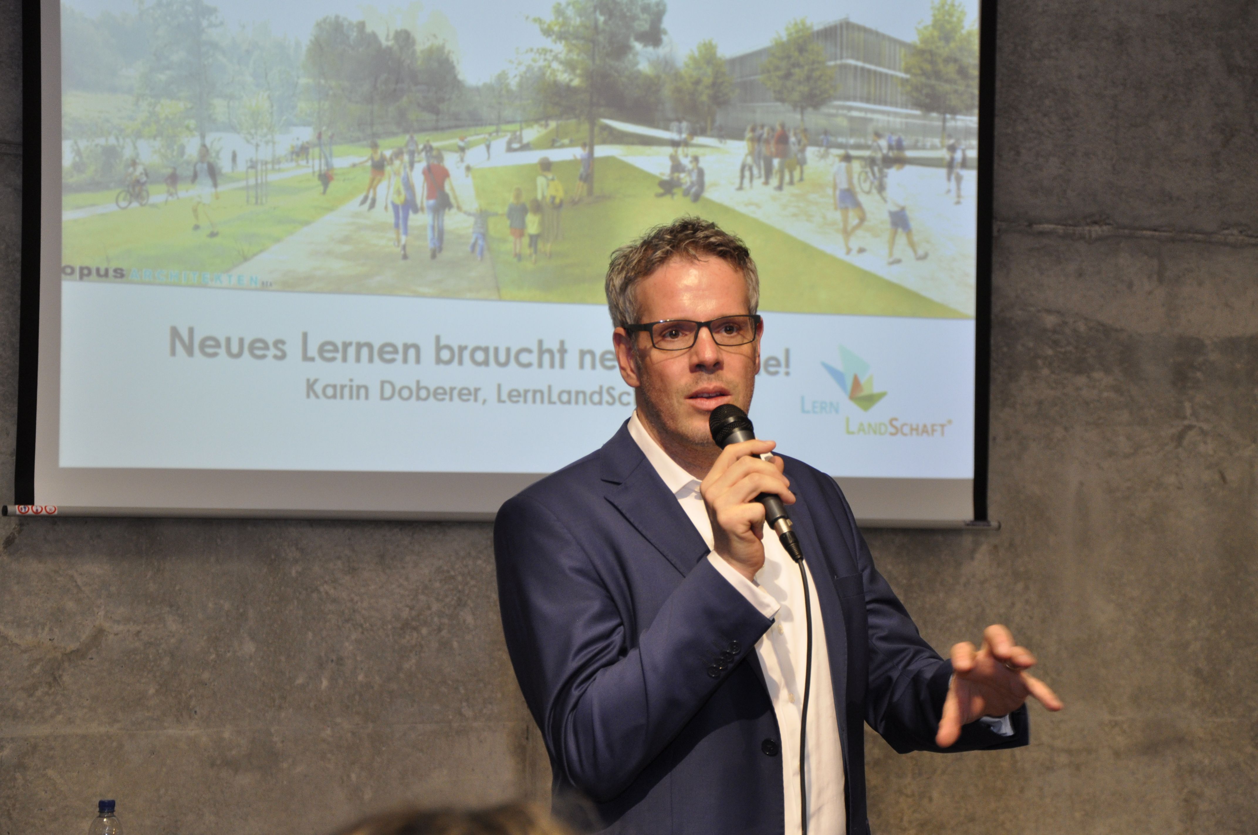 Landrat Christian Engelhardt bei der Vorstellung des Freiflächenkonzepts für den Campus Biedensand.