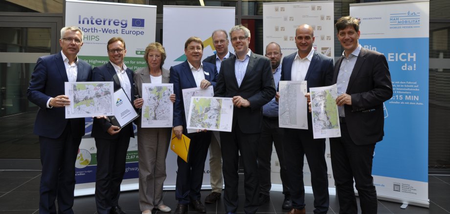 Der Metropolregionen-Highway kommt Die Machbarkeitsstudie für die Bergsträßer Radautobahn wird vorgestellt: (v.l.n.r) Stefan Dallinger, Landrat des Rhein-Neckar-Kreises, Verbandsdirektor Ralph Schlusche, Doris Hofmann, Kreisbeigeordnete des Kreises Darmstadt-Dieburg, Lothar Quast, Verkehrsdezernent der Stadt Mannheim, Markus Schmitt, HessenMobil Straßen- und Verkehrsmanagement, Christian Engelhardt, Landrat des Kreises Bergstraße, Dr. Klaus Dapp, Hessisches Ministerium für Wirtschaft, Energie, Verkehr und Wohnen, David Faulhaber, Bürgermeister von Dossenheim, Jürgen Odszuck, Verkehrsdezernent der Stadt Heidelberg.
