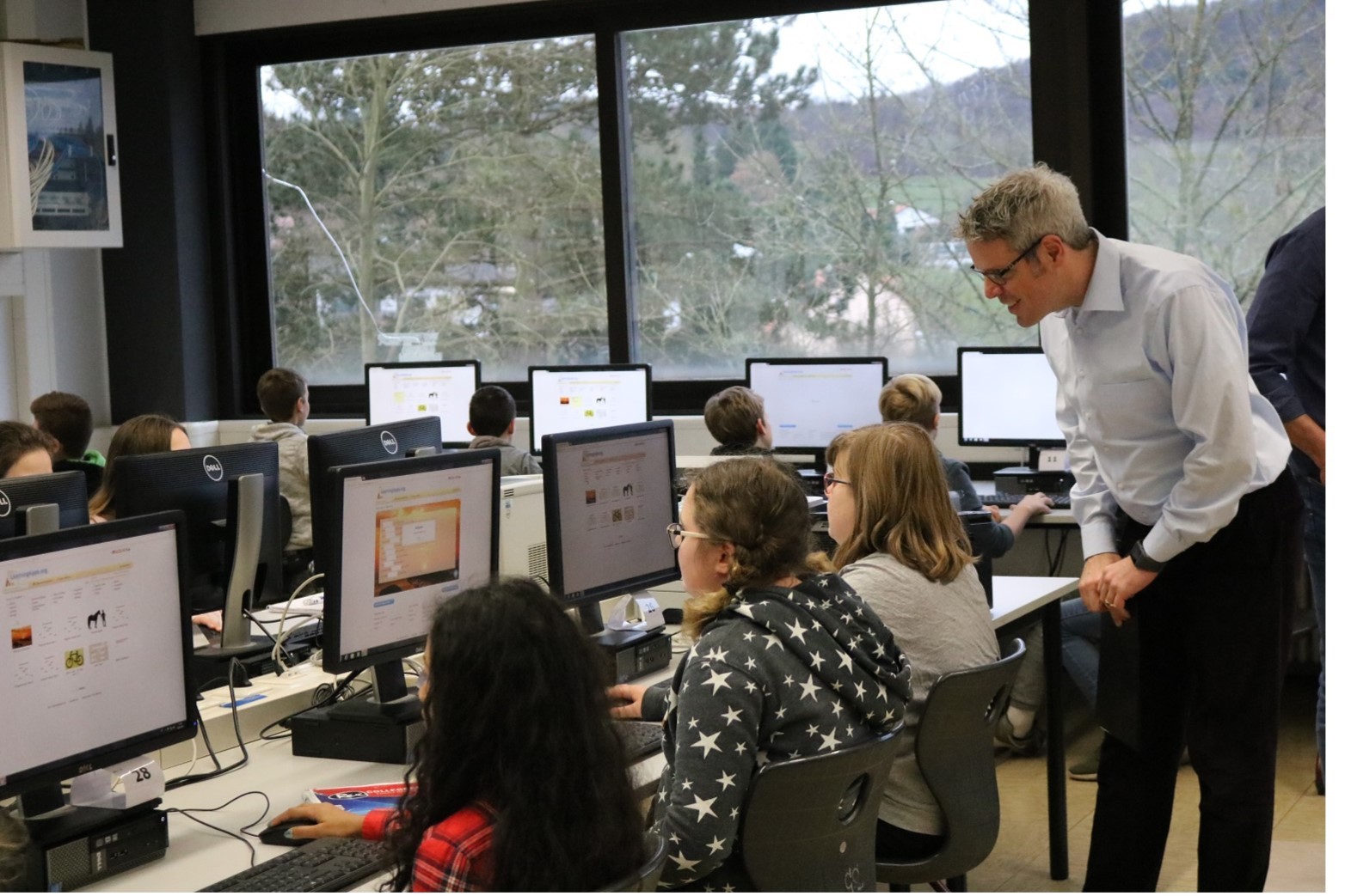 Landrat Christian Engelhardt informiert sich in der Langenbergschule in Birkenau über die Nutzung der digitalen Medien.