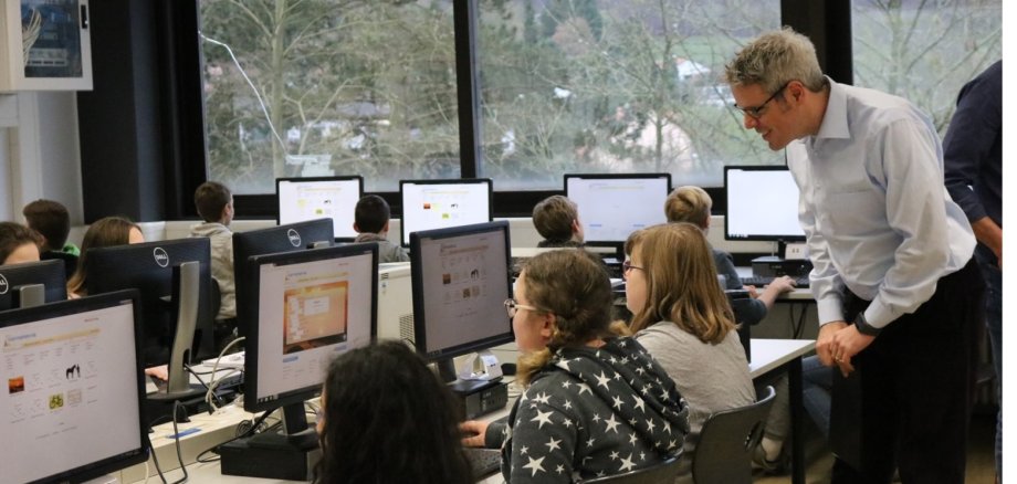 Landrat Christian Engelhardt informiert sich in der Langenbergschule in Birkenau über die Nutzung der digitalen Medien.