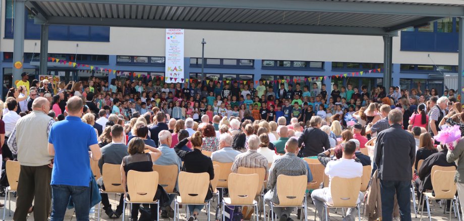 Bei der Einschulungsfeier an der Konrad-Adenauer-Schule in Heppenheim kündigte Landrat Christian Engelhardt einen Neubau an.