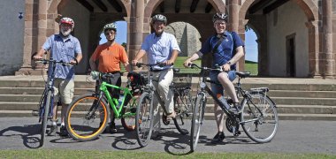 „Nachhaltigkeit muss kein Schlagwort bleiben“ (v.l.n.r.) Wim Roukens, ehrenamtlicher Fahrradbeauftragter des Kreises, Dr. Joachim Hönes, Mitglied des ADFC Bergstraße, Christian Schönung, Bürgermeister von Lorsch, und Landrat Christian Engelhardt in Lorsch.