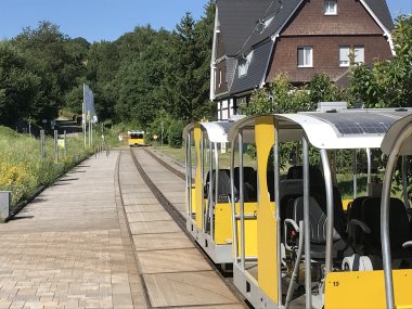 Soweit Wind und Sonne tragen Die Solardraisine stand ebenfalls im Fokus der Sommertour von Landrat Christian Engelhardt.