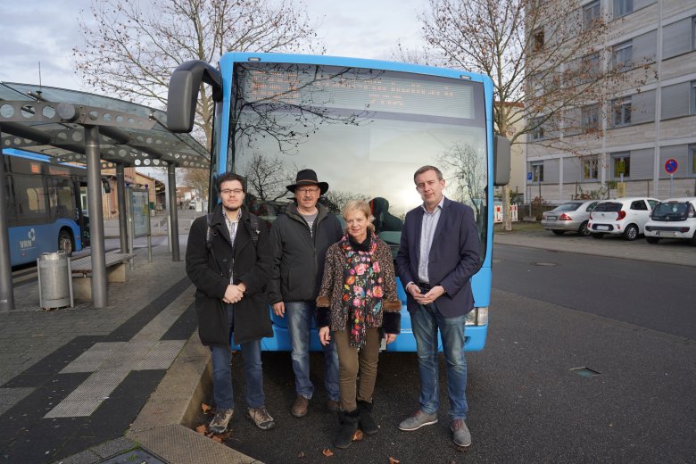 Neue ÖPNV-Verbindungen Testeten gemeinsam die neue Buslinie 683 von Heppenheim nach Mörlenbach: (v.r.n.l.): Kreisbeigeordneter Karsten Krug, Barbara Schaab, Magistratsmitglied der Stadt Heppenheim, Wolfgang Krämer, Ortsvorsteher von Juhöhe und Bonsweiher, sowie Peter Castellanos vom Fahrgastbeirat.