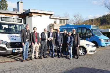 Neue ÖPNV-Verbindungen Freuen sich gemeinsam über das neue ÖPNV-Angebot für Grasellenbach: (v.l.n.r.): Sebastian Schröder, Peter Castellanos, Kreisbeigeordneter Oliver Grobeis, Kreisbeigeordneter Karsten Krug, Peter Krämer, Bürgermeister Markus Röth, Luigi Scialo und Karl Reinhard Wißmüller.
