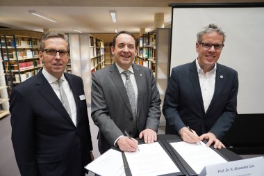 MINT-Zentrum Der Hessische Kultusminister Prof. Dr. R. Alexander Lorz (Mitte) und Landrat Christian Engelhardt (rechts) unterzeichnen im Beisein von IHK-Präsident Matthias Martiné die gemeinsame Absichtserklärung für das MINT-Zentrum Südhessen in Bensheim.