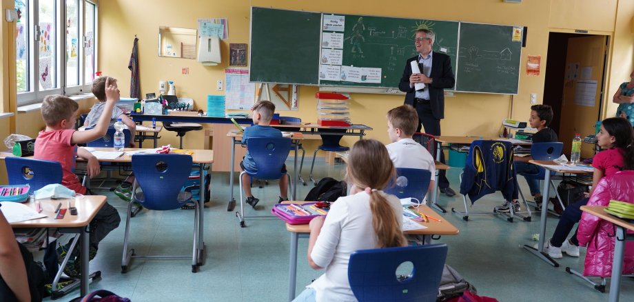 Landrat Christian Engelhardt beim Schulbesuch an der Schule in den Weschnitzauen in Biblis, wo ab kommendem Frühjahr ein Schulneubau entsteht.
