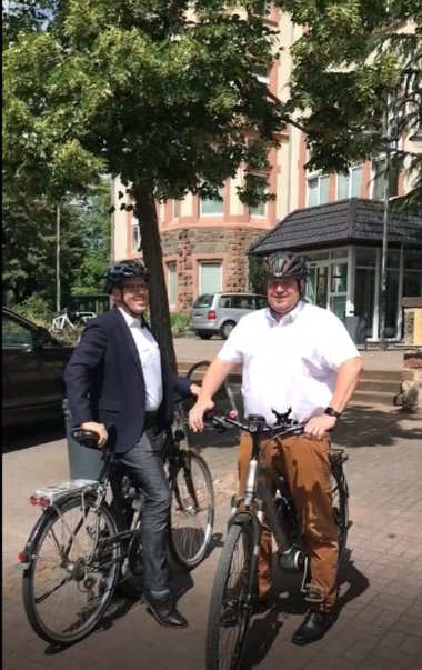 Landrat Engelhardt ruft alle Städte und Gemeinden des Kreises zum Mitmachen auf: Zu sehen ist der Landrat mit Fahrrad und Helm, zusammen mit einem Zweiten Radfahrer