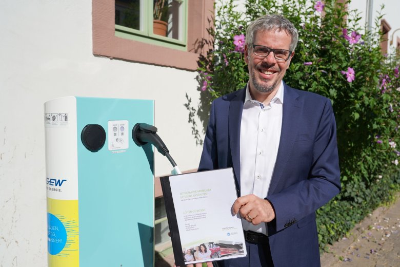 Stadt, Land, Fluss mit Fuß, Rad und Bus - Landrat Christian Engelhardt unterzeichnete den Letter of Intent zum Betrieblichen Mobilitätsmanagement des Kreises Bergstraße.