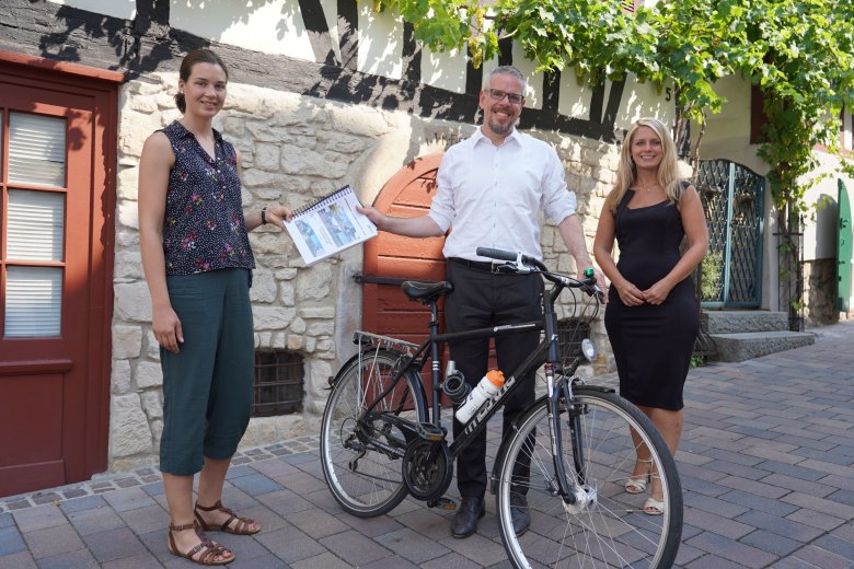 Mehr Fahrrad für alle Landrat Christian Engelhardt nimmt von Natascha Mützel, Planungsbüro RV-K, unter Beisein von Corinna Simeth, Abteilungsleiterin für Grundsatz und Kreisentwicklung, den Entwurf des Radwegekonzepts entgegen.