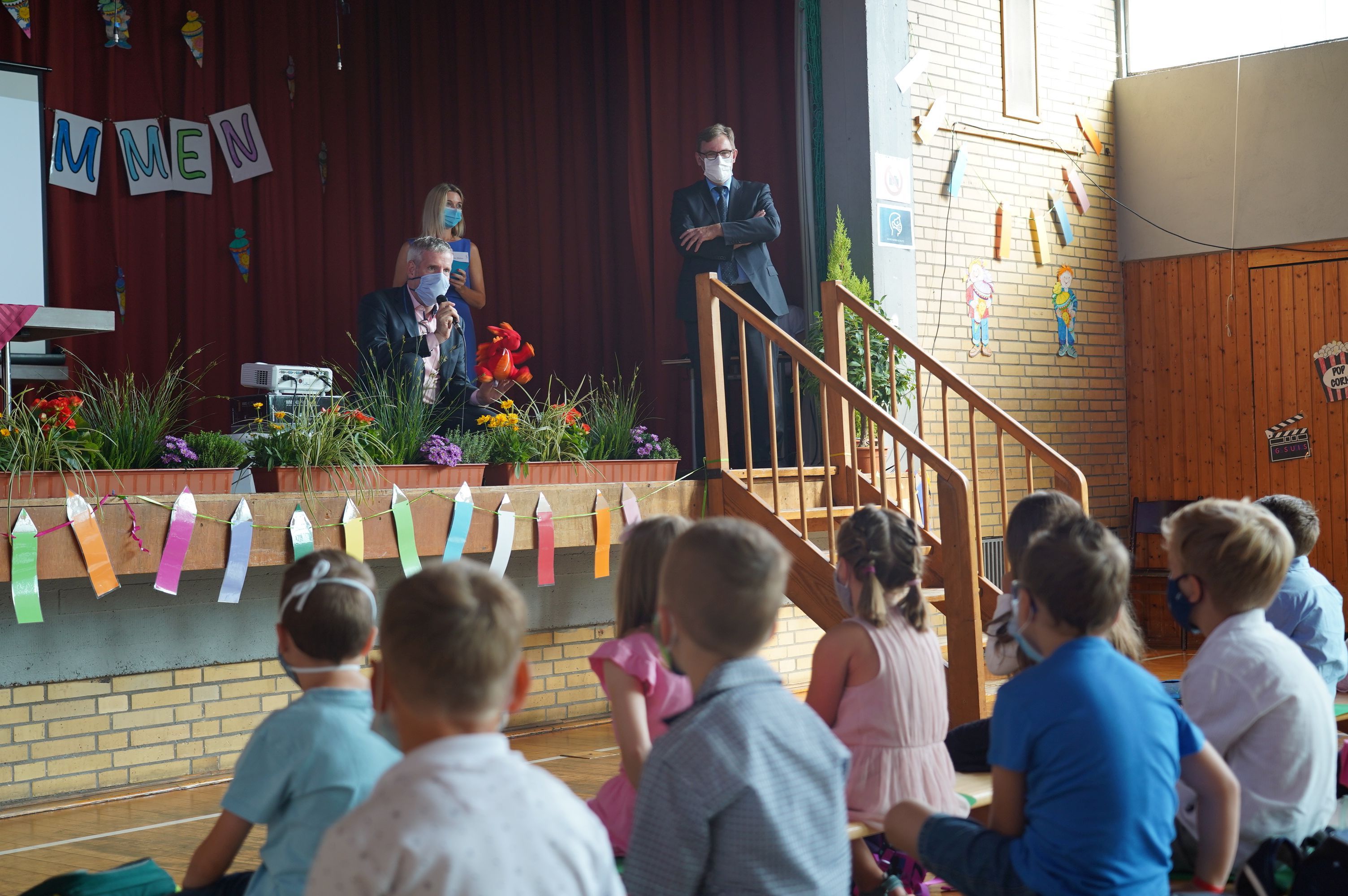 (v.l.n.r.) Landrat Christian Engelhardt, Schulleiterin Julia Weber und Bürgermeister Holger Schmitt begrüßten die neue Klasse 1b an der Brüder-Grimm-Schule in Rimbach.