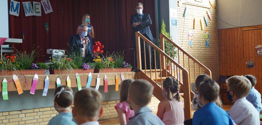 (v.l.n.r.) Landrat Christian Engelhardt, Schulleiterin Julia Weber und Bürgermeister Holger Schmitt begrüßten die neue Klasse 1b an der Brüder-Grimm-Schule in Rimbach.