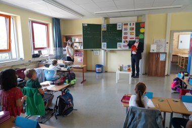 Landrat Christian Engelhardt schaute bei seinem Besuch an der Rimbacher Brüder-Grimm-Schule auch im Unterricht vorbei.