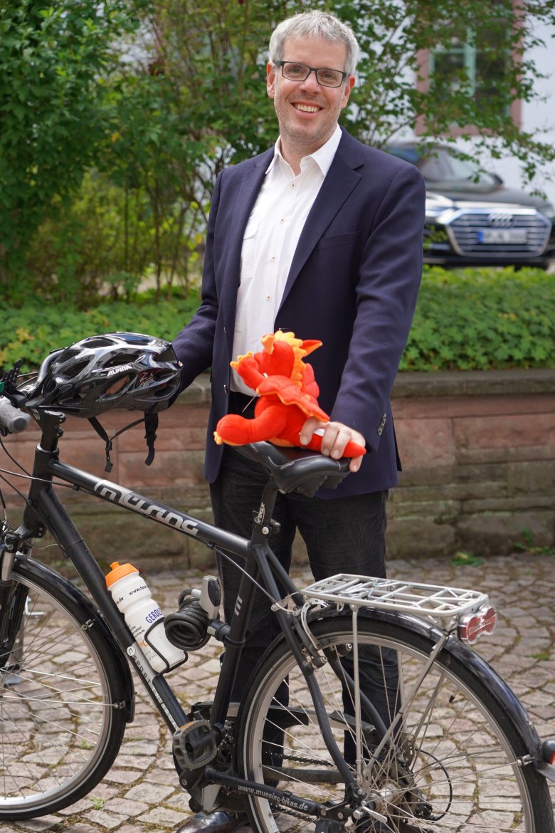 Zu sehen ist Landrat Christian Engelhardt mit einem Fahrrad. Er freut sich auf den Austausch mit den Bergsträßerinnen und Bergsträßern zum neuen Radverkehrskonzept des Kreises Bergstraße.