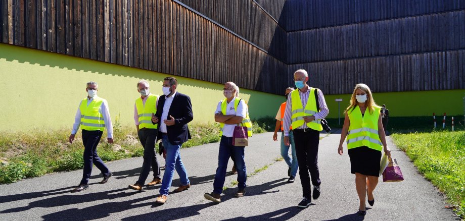 Besichtigten gemeinsam das Holz-Hochregallager von Alnatura in Lorsch: (v.l.n.r.) Landrat Christian Engelhardt, Klimaschutzmanager Reiner Pfuhl, Simon Schmitt (SCO bei Alnatura), Franz Schreier (Geschäftsführer EBF GmbH), Dr. Claus Peinemann (VRRN) und Corinna Simeth (Leiterin der Abteilung Grundsatz und Kreisentwicklung beim Kreis Bergstraße