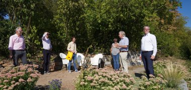 Überzeugten sich selbst von dem nachhaltig bewirtschafteten Hospizgarten in Bensheim: (v.r.n.l.) Landrat Christian Engelhardt, Dr. Wolfgang Nieswandt (Hospizverein), Sandra Scheffler (Leitung Hospiz Bergstraße), Lisa Felker (Streuobstwiesenretterin und Koordinatorin im Hospizgarten), Dr. Claus Peinemann (VRRN) und Klimaschutzmanager Reiner Pfuhl.