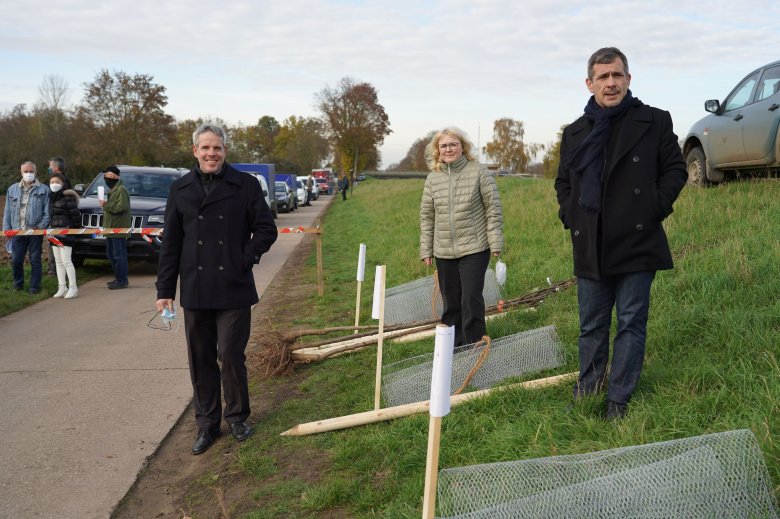 Überwältigende Nachfrage nach Obstbäumen (v.l.n.r.) Landrat Christian Engelhardt mit Ute Schollmaier (Abteilung Raumentwicklung, Landwirtschaft und Denkmalschutz) und Ulrich Androsch (Geschäftsführer Gewässerverband Bergstraße) bei der Obstbaumabholung.