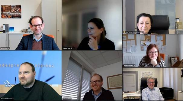  Landrat Christian Engelhardt (rechts unten) mit dem Schulleitungsmitglied Monika Hebbeker, Schulleiterin Silke Weimar, Johannes Kühn (Techn. Betriebsleiter Eigenbetrieb Schule und Gebäudewirtschaft des Kreises Bergstraße), Daniela Vogel (Stabstelle Bildung und Pädagogik des Kreises Bergstraße), Andreas Kaldschmidt (kaufmännischer Leiter Eigenbetrieb Schule und Gebäudewirtschaft des Kreises Bergstraße) und dem stellverstretenden Schulleiter Jérôme Dath im digitalen Austausch.