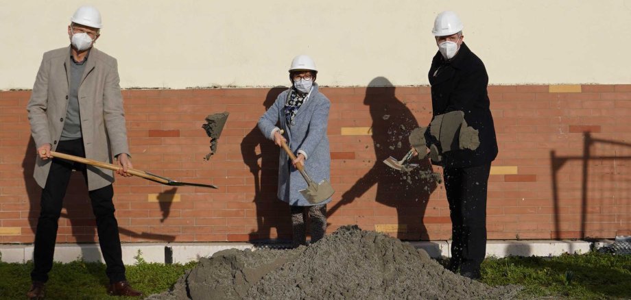 (v.r.n.l.) Landrat Christian Engelhardt, Bürgermeisterin Barbara Schader und Schulleiter Torsten Wiechmann beim symbolischen Spatenstich, dem Startschuss der Baumaßnahmen an der Bürstädter Schillerschule.