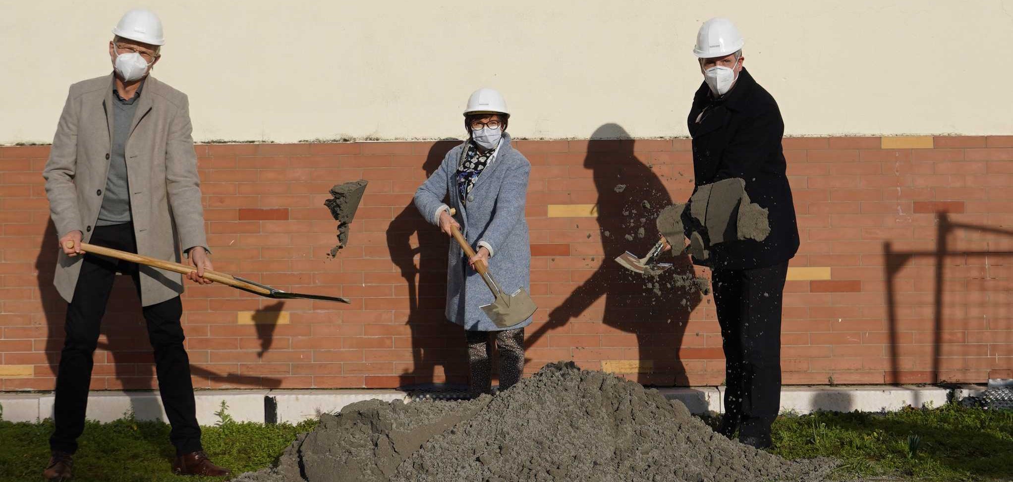 Spatenstich an Bürstädter Schillerschule. (v.r.n.l.) Landrat Christian Engelhardt, Bürgermeisterin Barbara Schader und Schulleiter Torsten Wiechmann beim symbolischen Spatenstich, dem Startschuss der Baumaßnahmen an der Bürstädter Schillerschule.