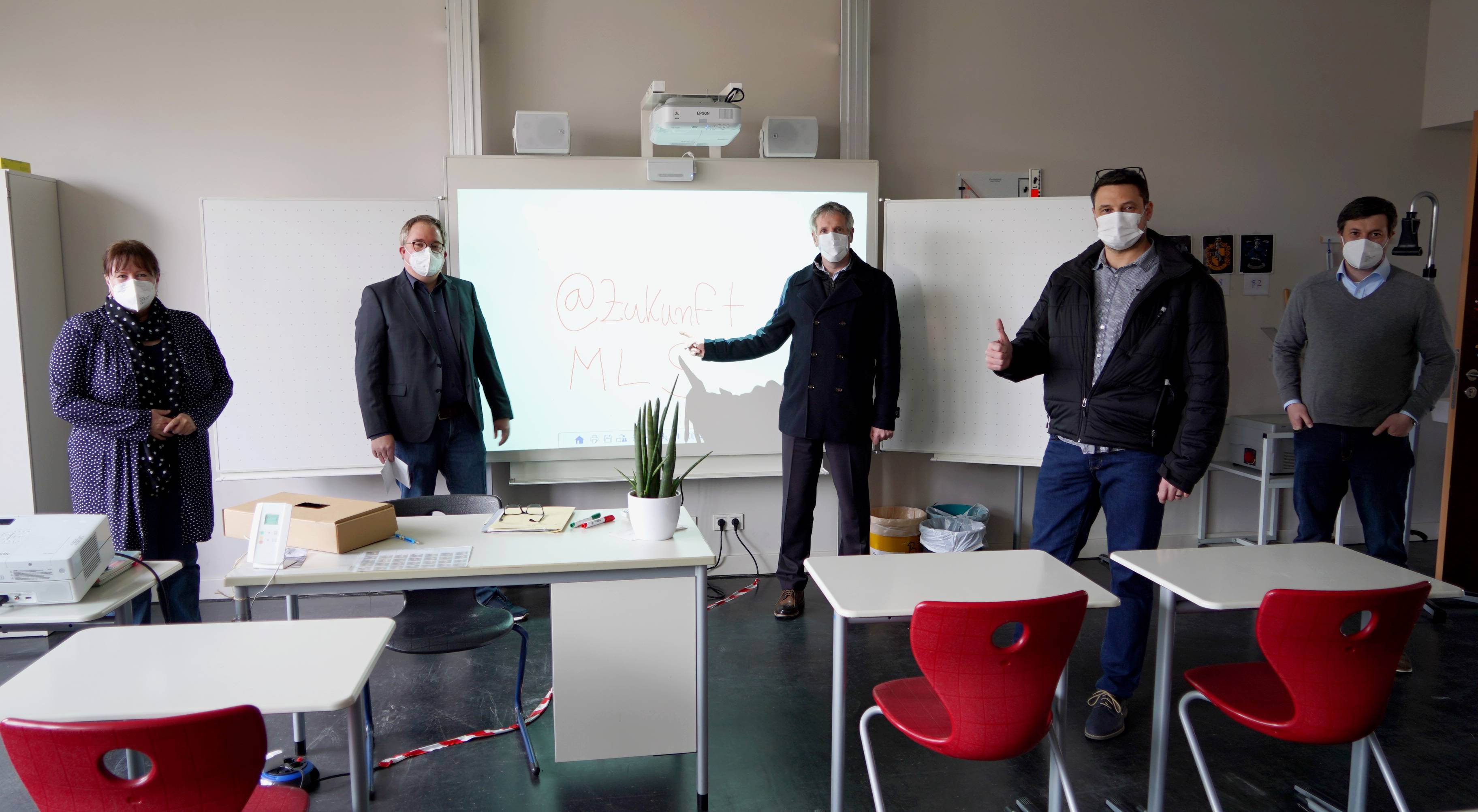 Freuen sich, dass der Digitalpakt an der Martin-Luther-Schule in Rimbach nun umgesetzt wird: (v.l.n.r.) Schulleiterin Beate Wilhelm, stellvertretender Schulleiter Frederik Weis, Landrat Christian Engelhardt, Schulelternbeiratsvorsitzender Christian Grawe und Oberstufenleiter Timo Paul.