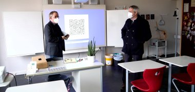 Frederik Weis, stellvertretender Schulleiter der Martin-Luther-Schule in Rimbach, zeigt Landrat Christian Engelhardt, wie die neuen interaktiven Whiteboards funktionieren.