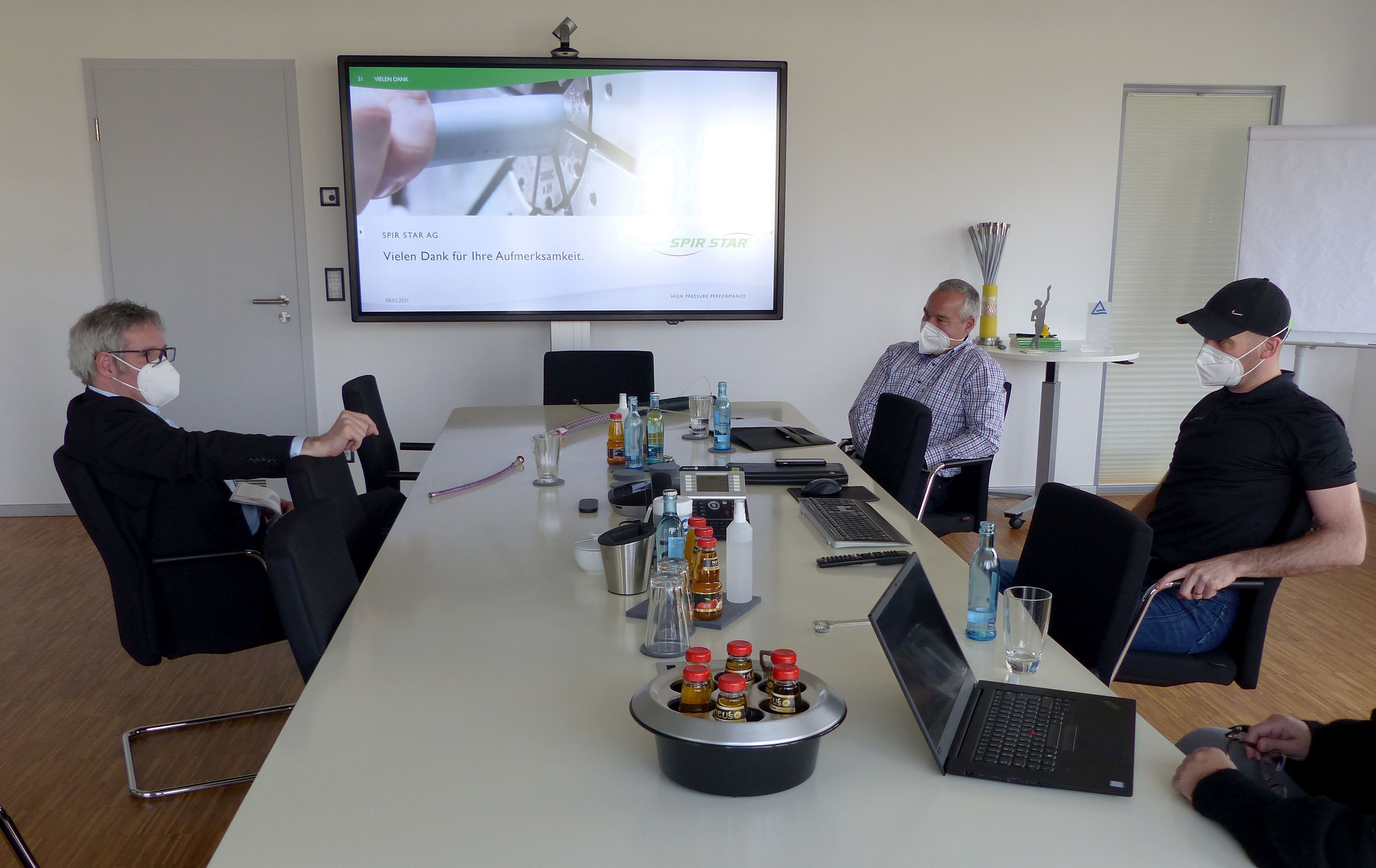 Nachhaltigkeit und Umweltschutz im Blick (v.l.n.r.) Landrat Christian Engelhardt tauschte sich gemeinsam mit dem Aufsichtsratsvorsitzenden Rainer Schmitt und dem Vorstand Ruben de Graaf von der SPIR STAR AG zum Thema Wasserstoff und Nachhaltigkeit aus.