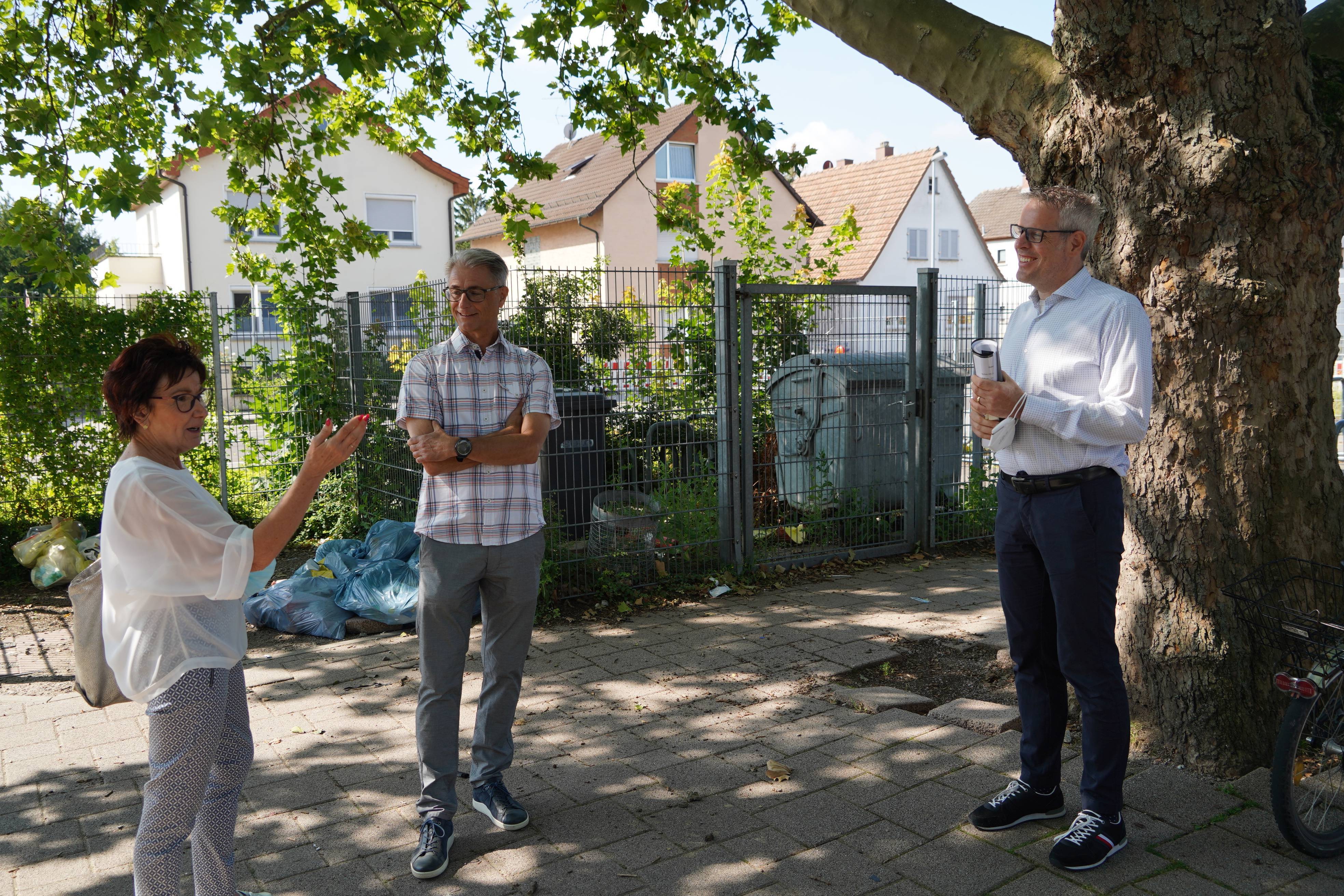 Landrat Christian Engelhardt (rechts) tauschte sich gemeinsam mit Bürgermeisterin Bärbel Schader (links) und dem stellvertretenden Schulleiter, Ralf Winkler, über die Baumaßnahmen an der Bürstädter Schillerschule aus.