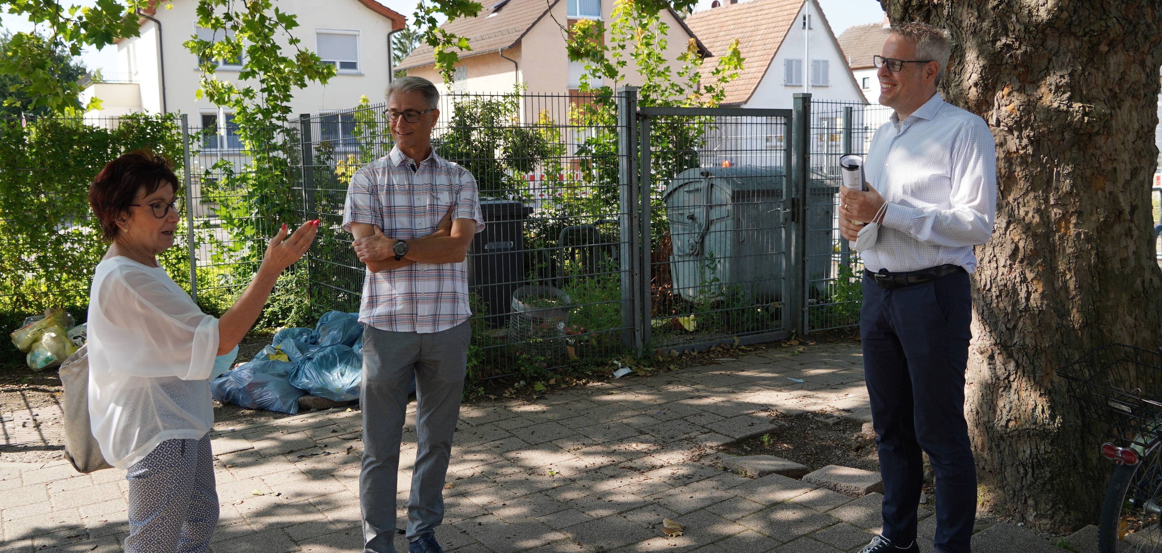 Landrat Christian Engelhardt (rechts) tauschte sich gemeinsam mit Bürgermeisterin Bärbel Schader (links) und dem stellvertretenden Schulleiter, Ralf Winkler, über die Baumaßnahmen an der Bürstädter Schillerschule aus.