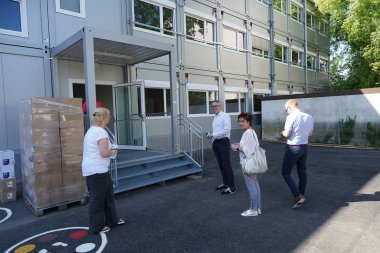 Besichtigten gemeinsam den Interimsmodulbau an der Schillerschule Bürstadt: (v.l.n.r.) die zweite Konrektorin, Alexandra Schwarz, Landrat Christian Engelhardt, Bürgermeisterin Barbara Schader und Johannes Kühn, kaufmännischer Leiter des Eigenbetriebs Schule und Gebäude Wirtschaft.