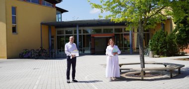Landrat Christian Engelhardt (links) tauschte sich mit Schulleiterin Michaela Ohse-Beck über die Sommerlerncamps und den Unterricht während der Corona-Pandemie aus.