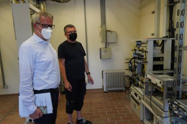  Ralf Neumann (rechts), Servicetechniker für Funkmasten bei der Telekom, zeigte Landrat Christian Engelhardt (links) die Technik, die in einem 5G-Funkmast steckt.