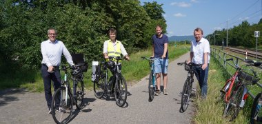 Tauschten sich über den geplanten Schnellradweg zwischen Weinheim und Mannheim aus: (v.l.n.r.) Landrat Christian Engelhardt, Klemens Gröger von der Verbandsregion Rhein-Neckar, Carsten Miller von der Stadt Viernheim und Bürgermeister Matthias Baaß.