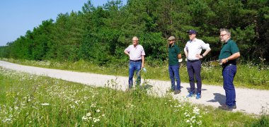 Landrat Christian Engelhardt (2.v.r) sprach gemeinsam mit Günther Hagemeister (links) sowie Sascha Bodamer-Greis (2.v.l.) und Werner Kluge von HessenForst darüber, wie die Bedürfnisse der Natur und die der Menschen im Viernheimer Glockenbuckel in Balance gehalten werden könnten.