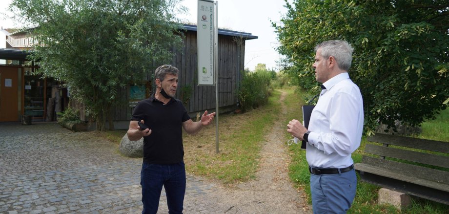  Landrat Christian Engelhardt (rechts) im Gespräch mit dem Geschäftsführer des Naturschutzzentrums Bergstraße in Bensheim, Ulrich Androsch.