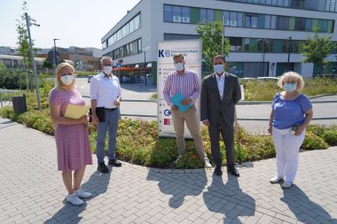 (v.l.n.r.) Gesundheitsdezernentin Diana Stolz, Landrat Christian Engelhardt, der Geschäftsführer des Kreiskrankenhauses Daniel Frische, der Pflegedienstleiter Rayk Oemus sowie die Chefärztin der Frauenheilkunde Dr. Cordula Müller trafen sich im Heppenheimer Krankenhaus zu einem Austausch.