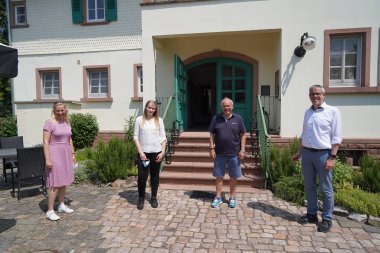 (v.r.n.l.) Landrat Christian Engelhardt, Fußballikone und Verpächter Klaus „Schlappi“ Schlappner, Gastronomin Eugenie Schlenow und die Erste Kreisbeigeordnete Diana Stolz freuen sich auf ein Mittagessen im Forsthaus Jägersburger Wald in Einhausen.