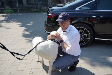  Landrat Christian Engelhardt geht mit einem Bewohner des Heppenheimer Tierheims auf Tuchfühlung.