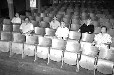 (v.r.n.l.) Jörg Fritz vom Saalbau Lichtspiele, Eva Gassler vom Kinopolis Viernheim, Landrat Christian Engelhardt, Antja Puttkammer vom Kinopolis Viernheim, Alfred Speiser von der Brennessel Hemsbach und Dr. Ingo Fritz vom Saalbau Lichtspiele bei ihrer Zusammenkunft im Heppenheimer Kino Saalbau Lichtspiele.