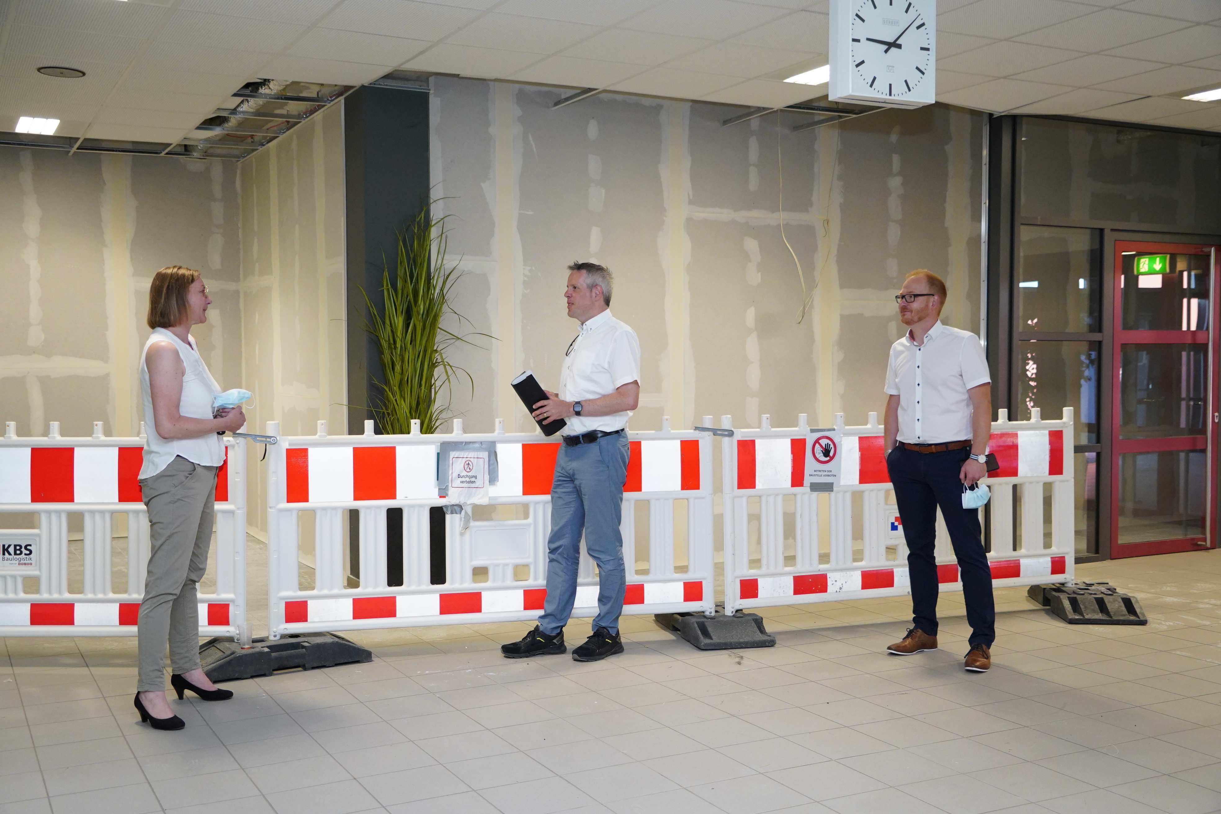 Landrat Christian Engelhardt (Mitte) besichtigt mit Johannes Kühn, dem technischen Betriebsleiter des Eigenbetrieb Schule und Gebäudewirtschaft (rechts) sowie der stellverstretenden Schulleiterin, Britta Hahl (links), die Baumaßnahmen an der Birkenauer Langenbergschule 