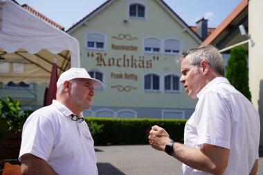 Landrat Christian Engelhardt (rechts) und der Inhaber der Odenwälder Kochkäserei, Frank Rettig, im Gespräch über die Auswirkungen von Corona auf die Gastronomie. 