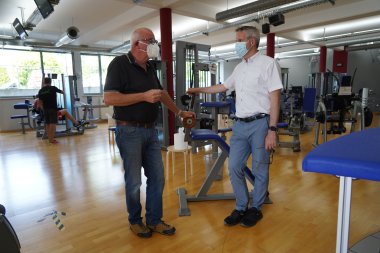 Landrat Christian Engelhardt (rechts) und der erste Vorsitzende des TV Fürth, Fritz Eisenauer, besichtigen das vereinseigene Fitnessstudio.