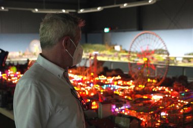 Landrat Christian Engelhardt bewundert die Miniaturwelten in Fürth.