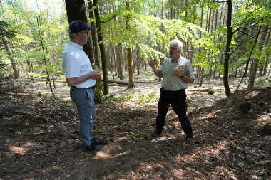 Landrat Christian Engelhardt (links) und Förster Jens-Uwe Eder von HessenForst machen sich vor Ort ein Bild vom Odenwälder Wald.